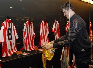 Thibaut Courtois deposita la camiseta del record de imbatibilidad en el Museo del Atlético
